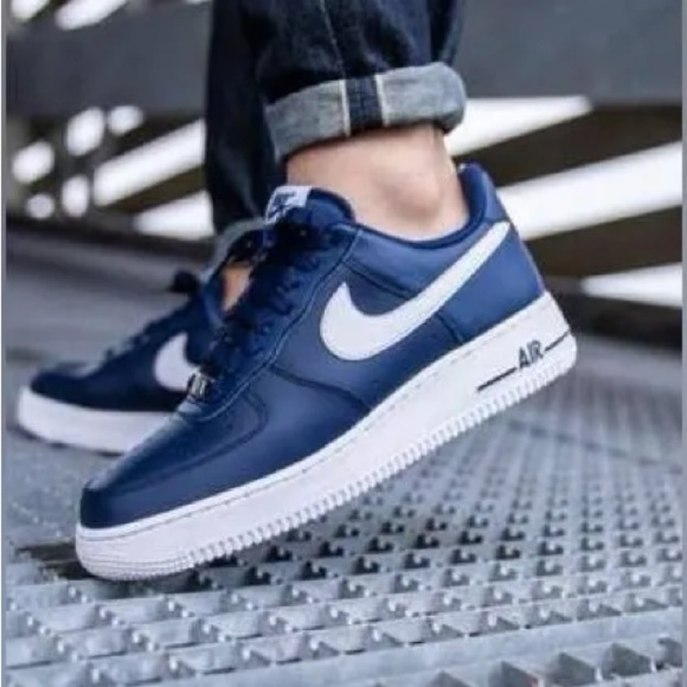 Nike Low Top Sneakers - Navy & White